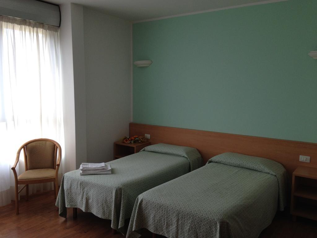 Hotel Roma Cassano Magnago Exterior foto